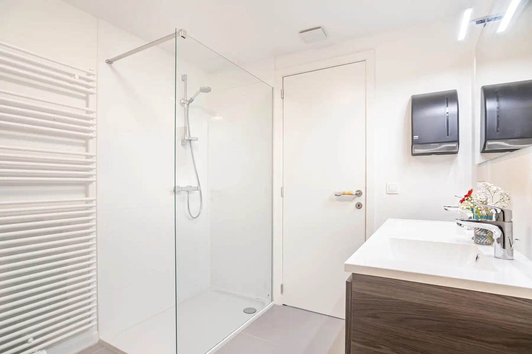 Lichtrijk gelijkvloers appartement met terras en tuinzicht foto 15