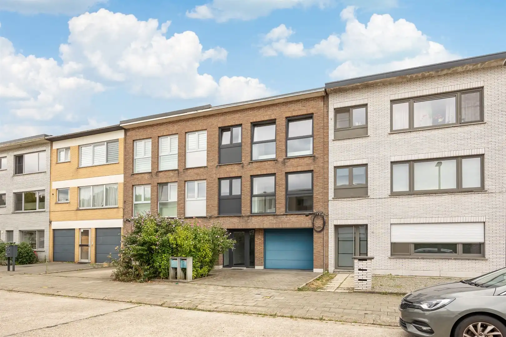 Gerenoveerd appartement met parking en tuin aan het Veltwijckpark. foto {{pictureIndex}}
