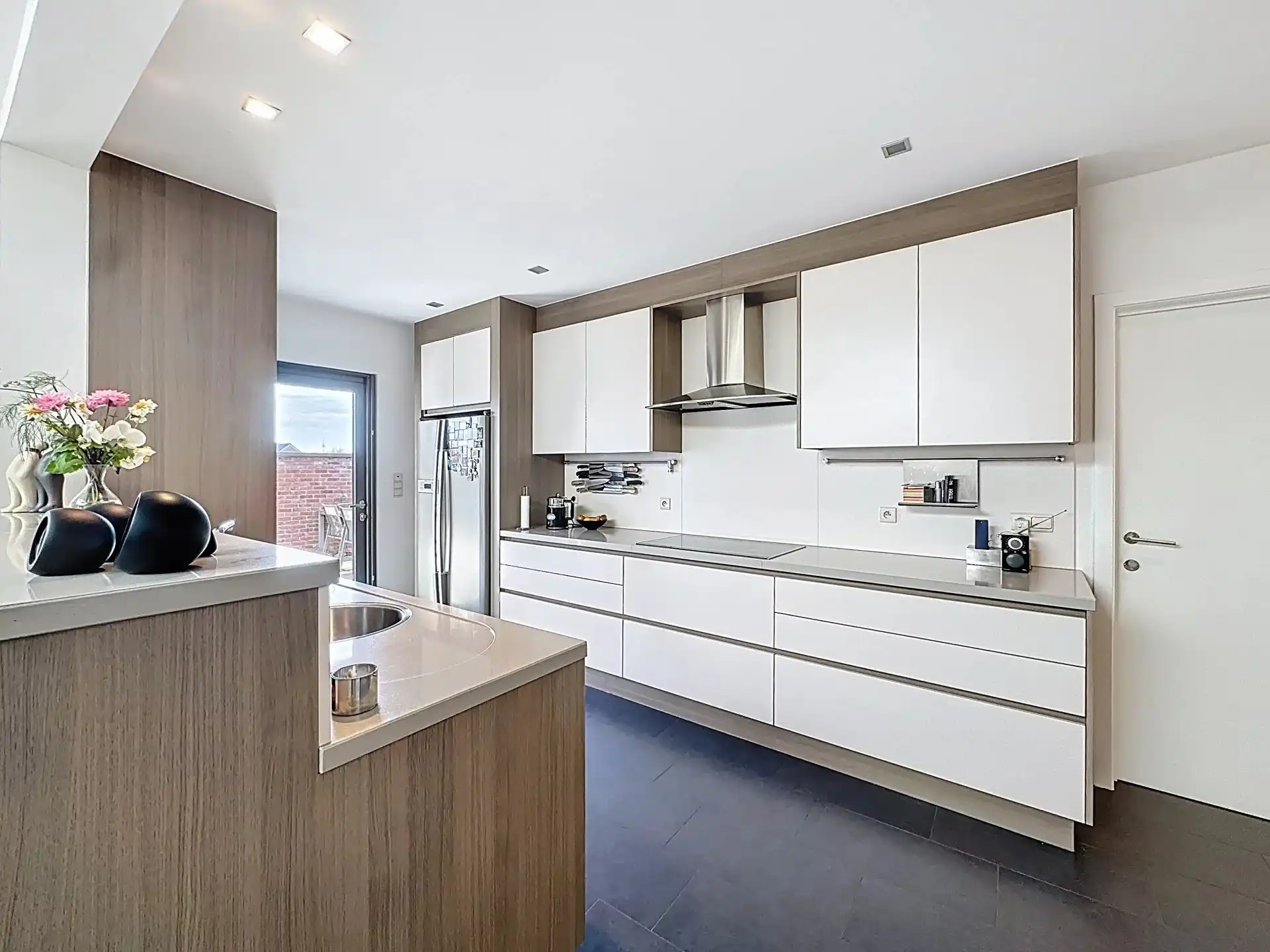 Zeer ruim en luxueus appartement met 2 slaapkamers, terras, tuin en overdekte staanplaats. foto 10