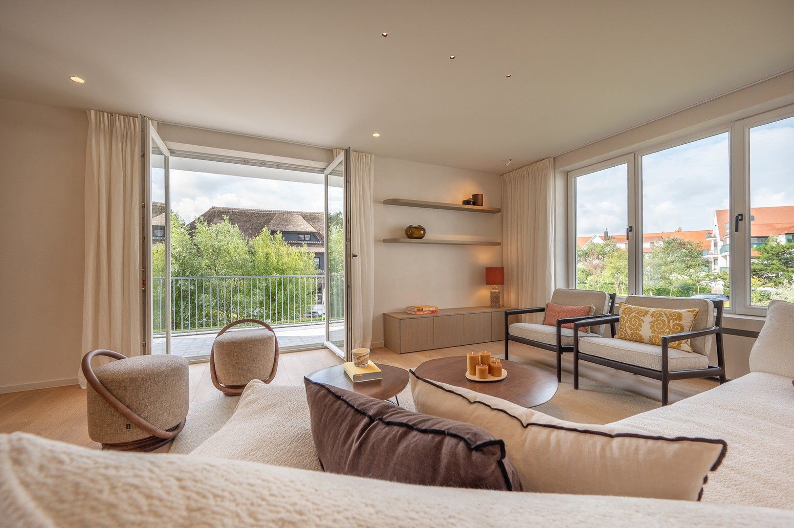 Exclusief hoekappartement van 187 m2 met 4 slaapkamers in het Zoute. foto {{pictureIndex}}