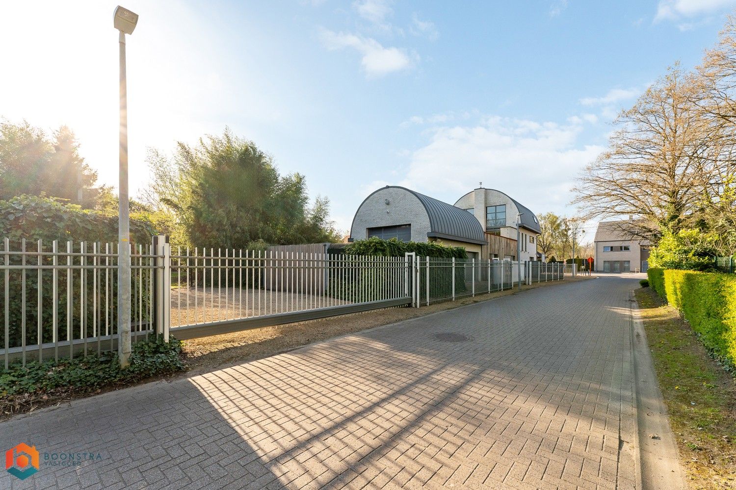 Handelspand met woonst en ruime parking op een perceel van 2592 m² te Rotselaar foto 2