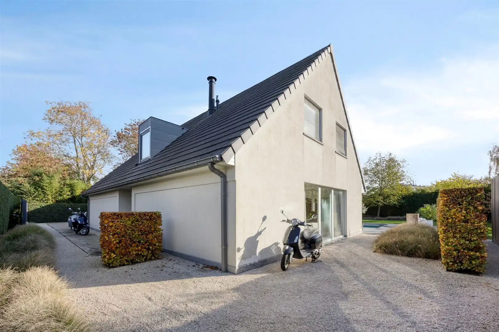 Rustig gelegen, luxueus afgewerkte villa met zwembad en 5 slaapkamers. foto 5