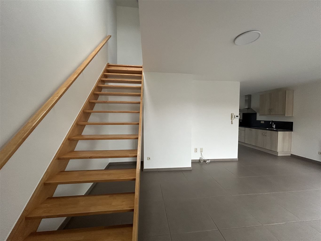 Ruim duplexappartement met 2 slaapkamers, terras, autostaanplaats en kelderberging. foto 11