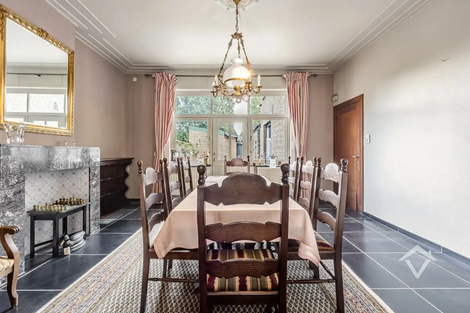 Ruime woning met bijgebouwen in Gistel: 5 Slaapkamers, 368m² Woonoppervlakte op een perceel van 1801m² foto 10