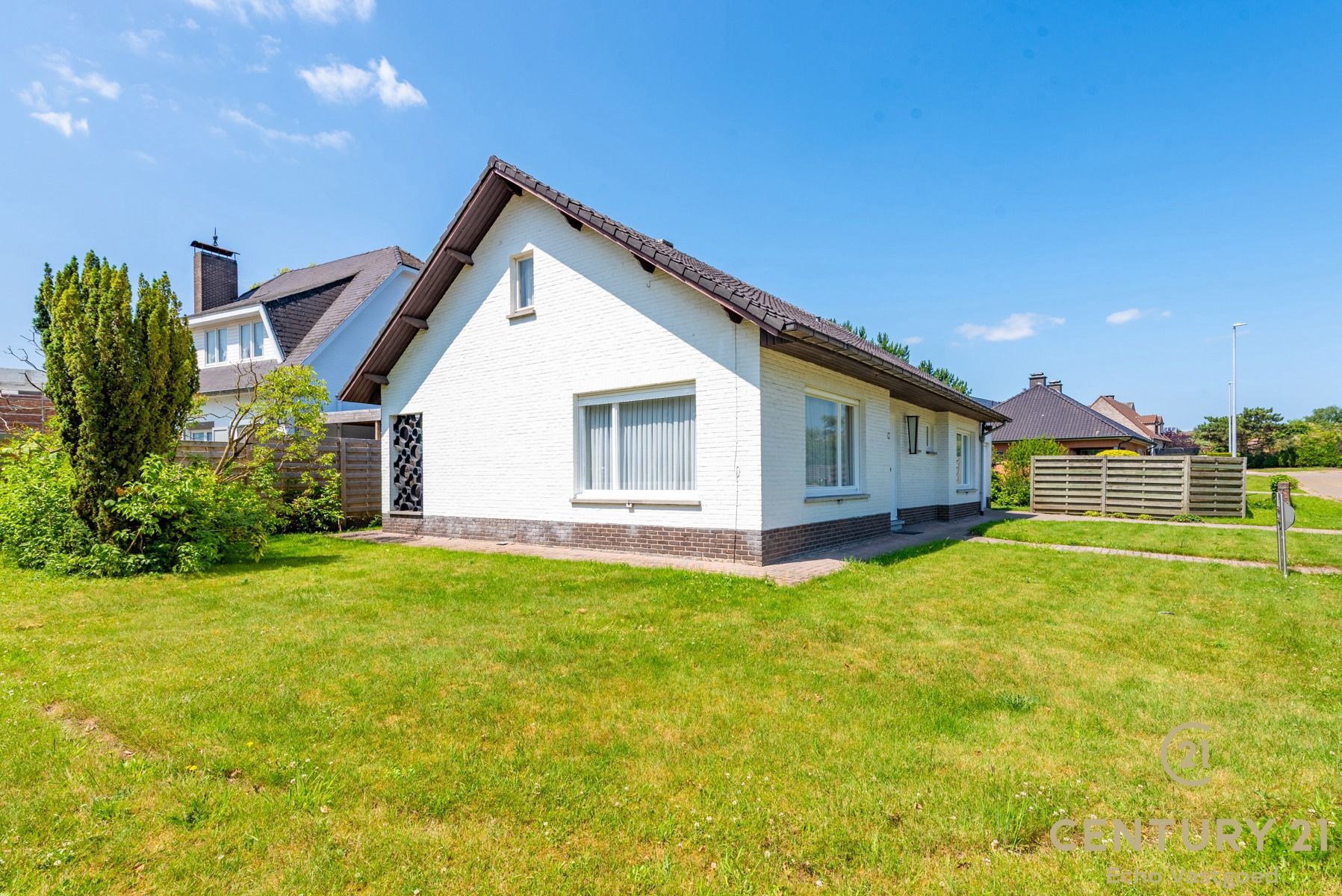Charmante te renoveren laagbouwwoning op fraai hoekperceel foto 28