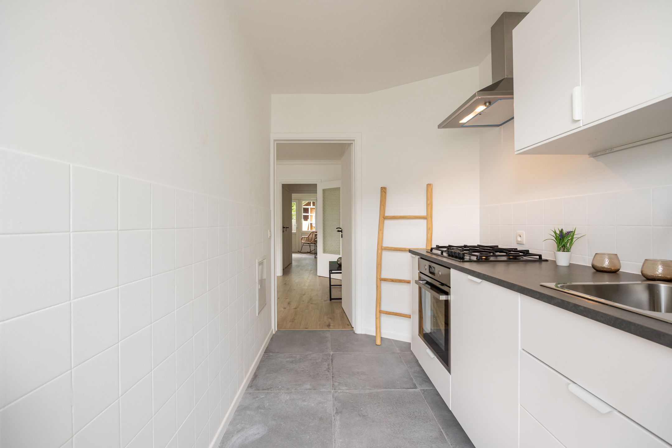 Gerenoveerd gelijkvloers appartement met tuin foto 11