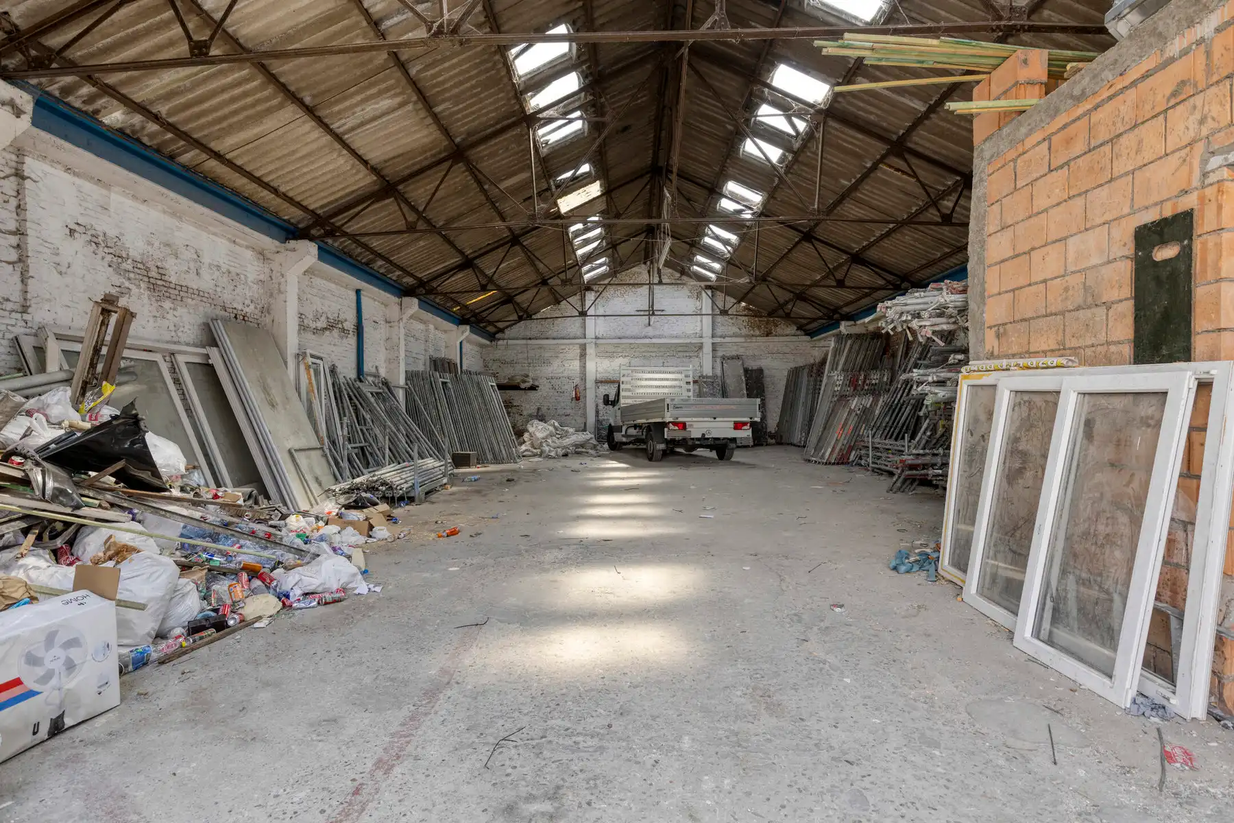 Woning met ruim magazijn en bureelruimte. foto 15