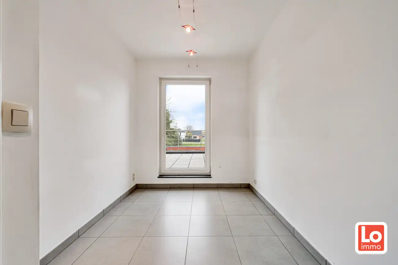 Instap klaar appartement met afzonderlijke garage én autostaanplaats in het hartje van het vernieuwde dorp van Zeveneken! foto 9