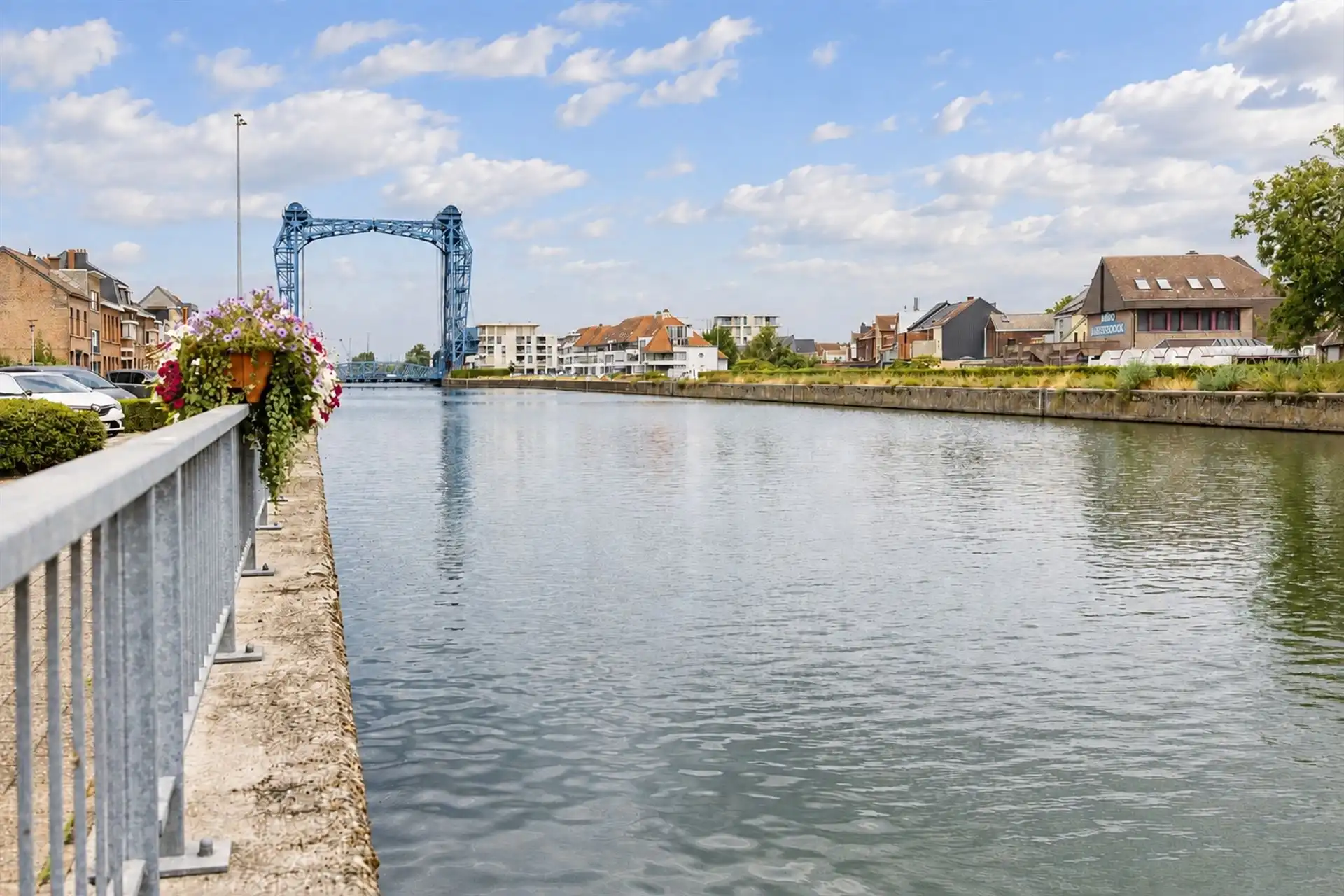Rustig wonen aan het water met een zonnige, biodiverse tuin foto 34
