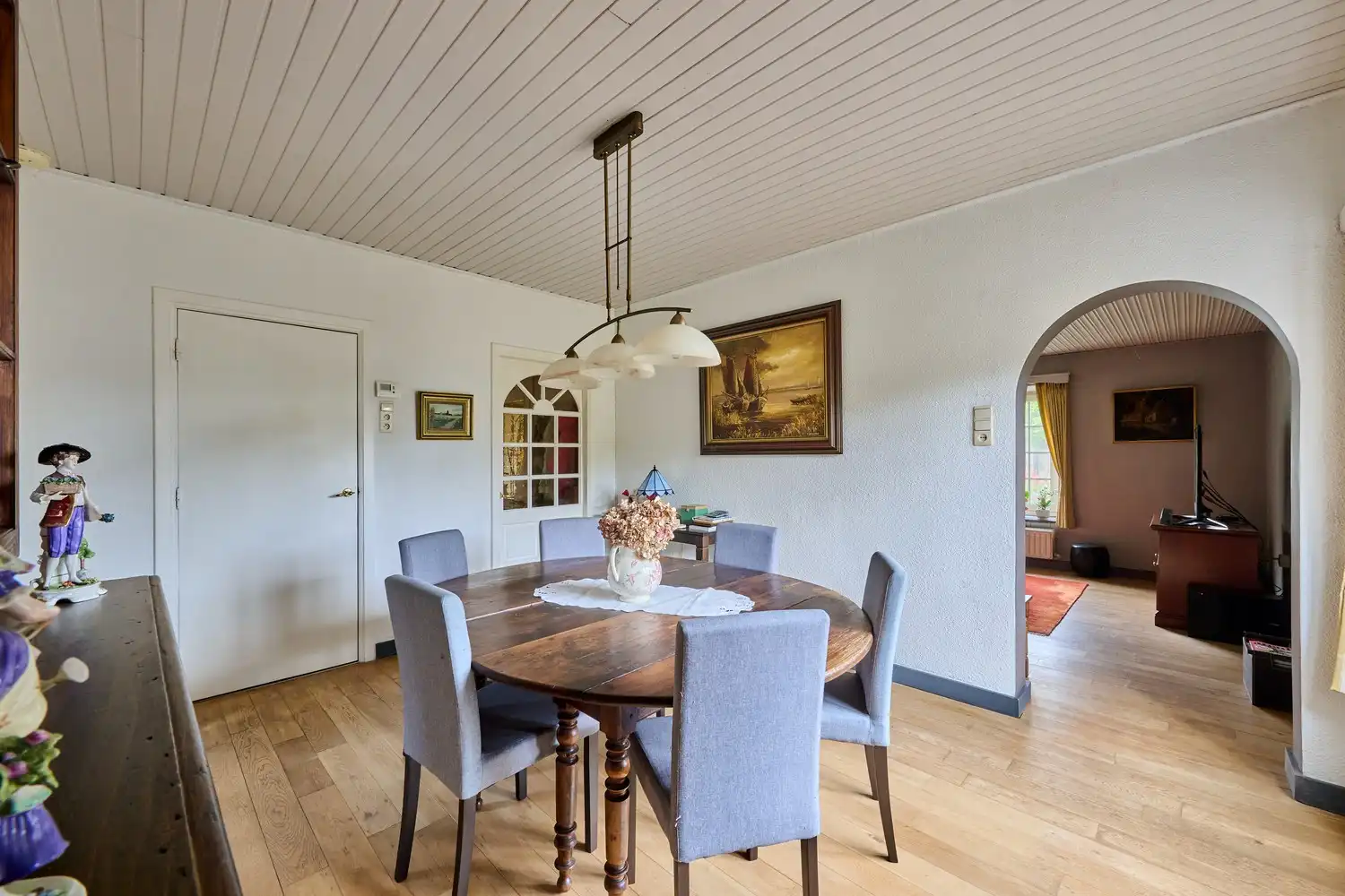 Vrijstaande karakteristieke woning met 4 slaapkamers gelegen op een fraai gelegen perceel foto 6