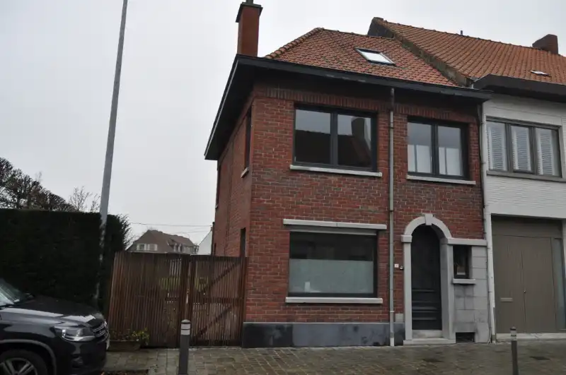 Volledig vernieuwde woning met uitweg en garage achteraan. foto {{pictureIndex}}