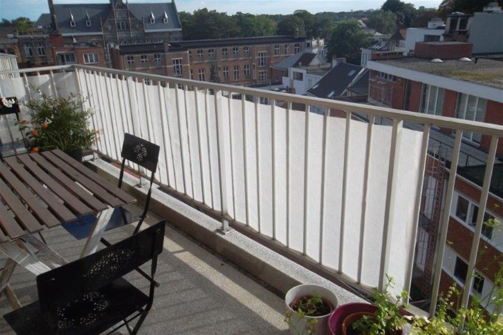 Licht hoekappartement met 2 slaapkamers, terras en parking foto 16
