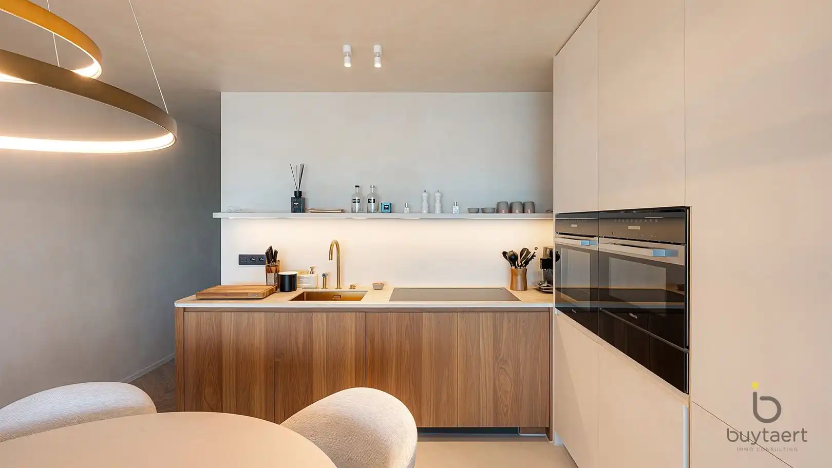 LUXUEUS GERENOVEERD & VOLLEDIG GEMEUBELD APPARTEMENT MET PANORAMISCH ZEEZICHT AAN HET RUBENSPLEIN!  foto 7