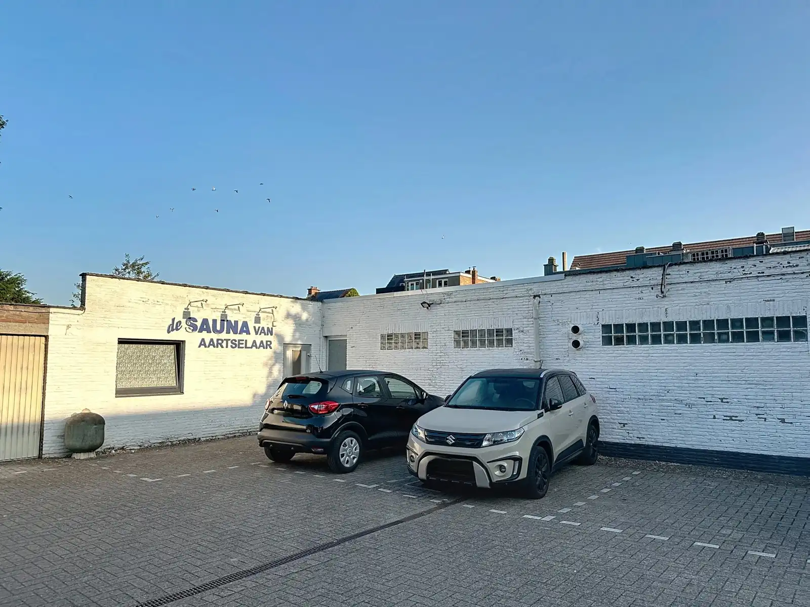 Commercieel pand in casco toestand met garage en parkings foto 2