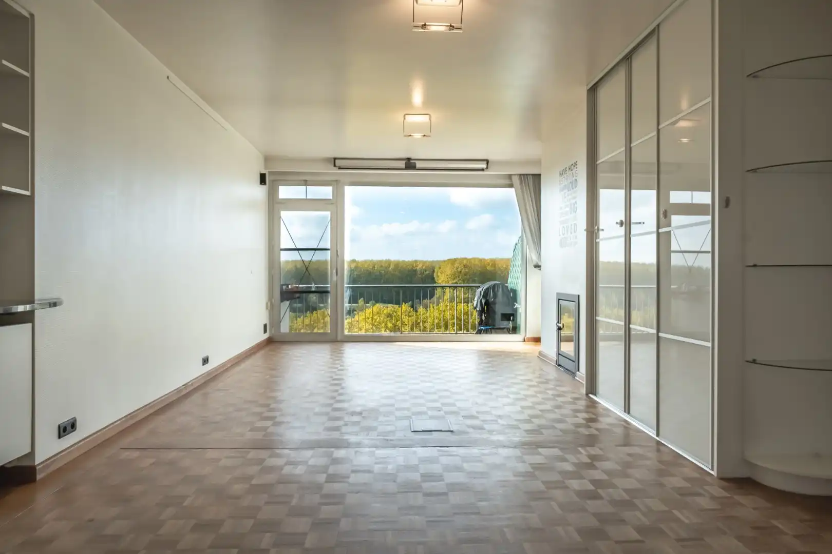 Appartement met twee slaapkamers op 10de verdieping foto {{pictureIndex}}