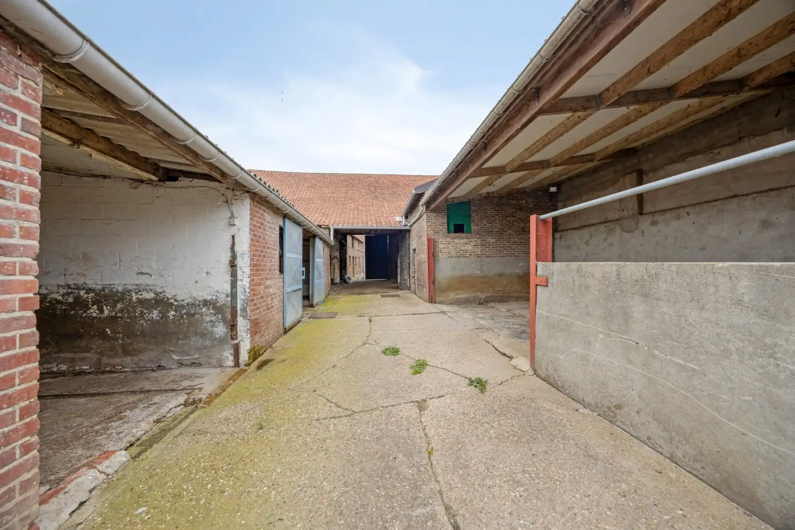 Hoevewoning met binnenkoer, stallingen en grote opslagruimte foto 22