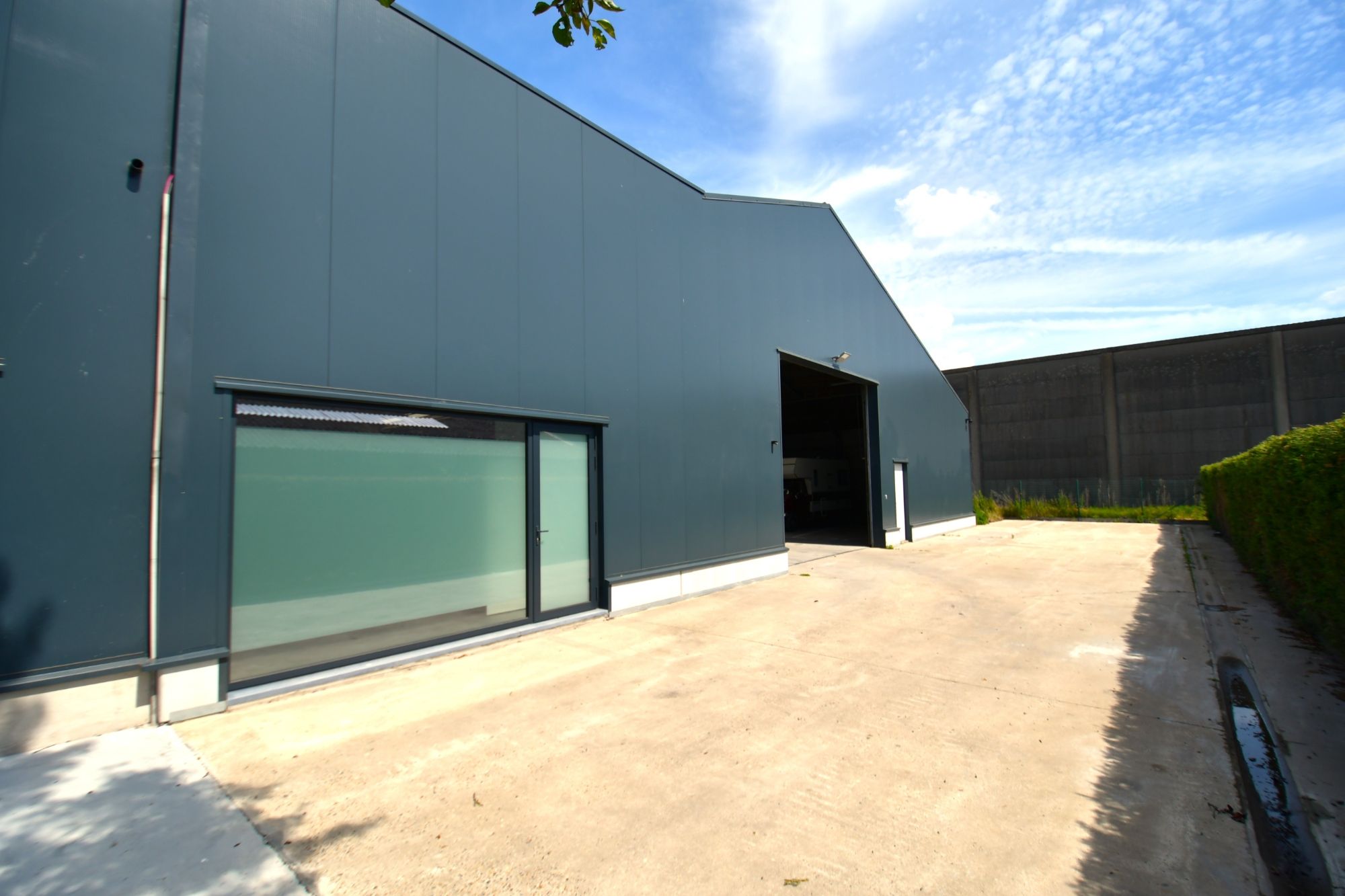 Loods (850m²) te koop in het industriepark SCHATTING te Zedelgem foto {{pictureIndex}}