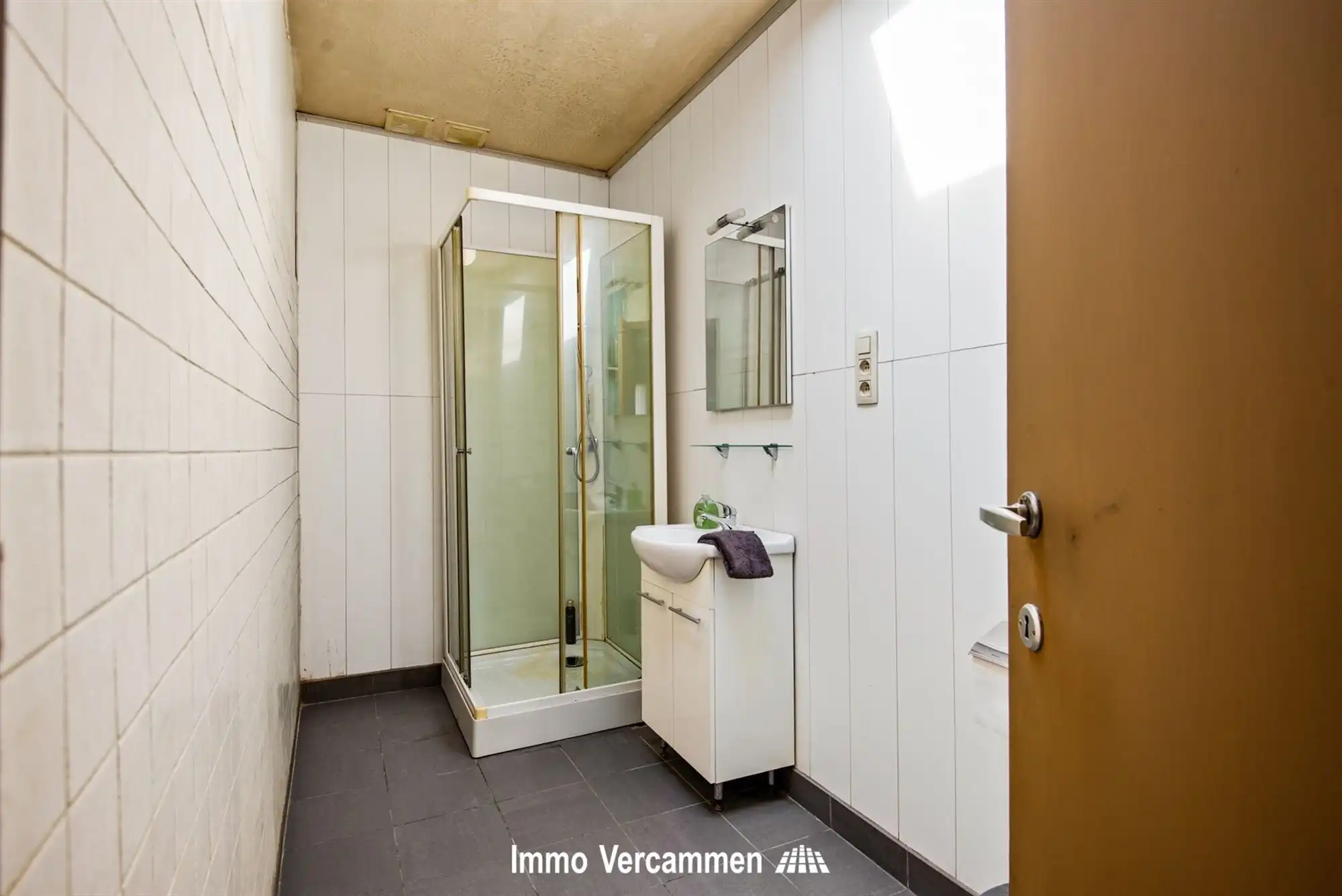 Grondig te renoveren, gelijkvloerse woning te Beerzel. foto 9