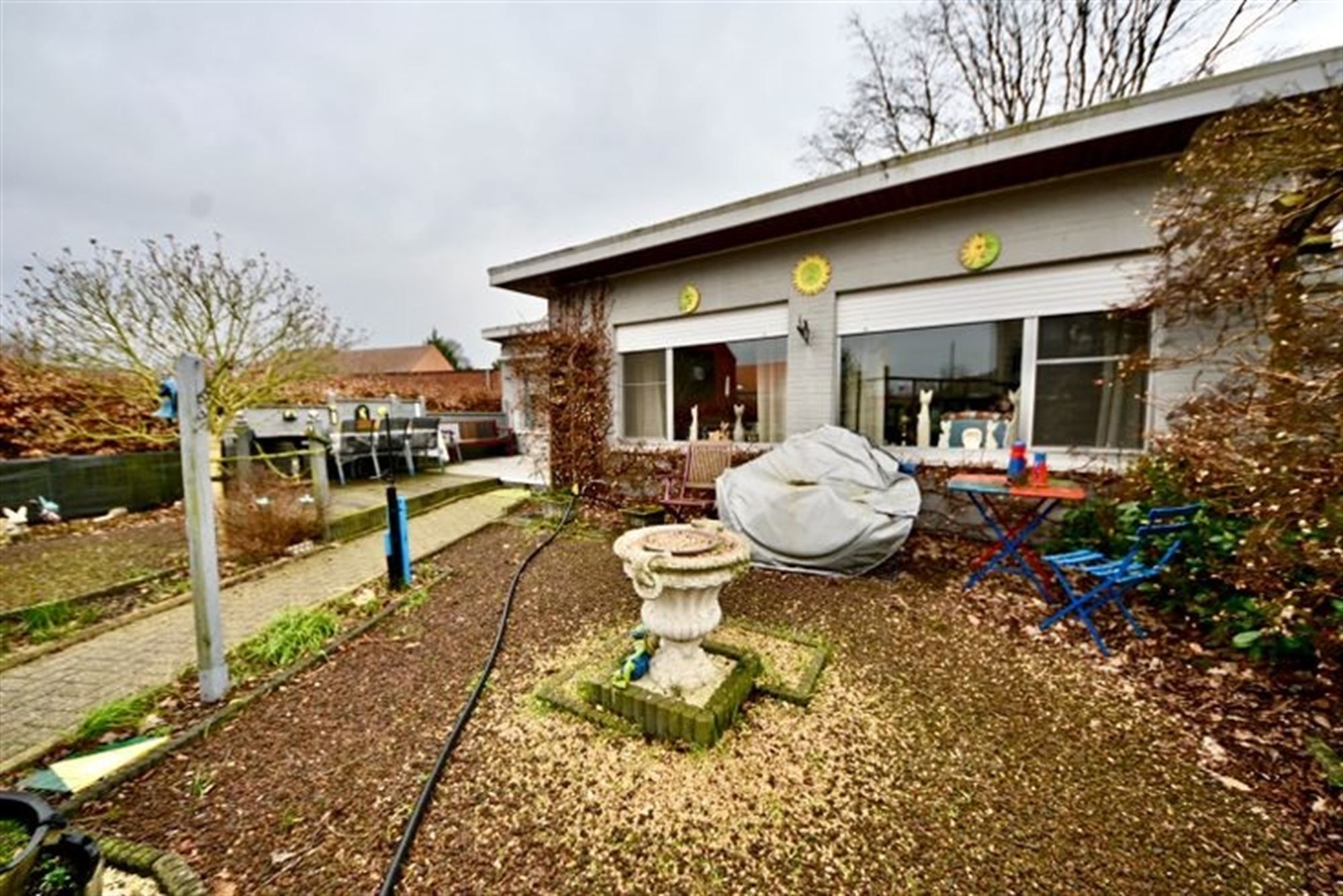 Te renoveren laagbouw met 3 slaapkamers, tuin en garage.  foto 2