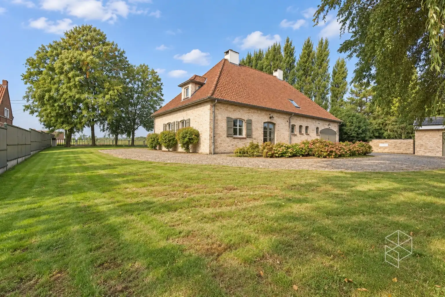 Klassevolle villa met bijgebouw op unieke ligging aan het kanaal Gent-Brugge foto 2