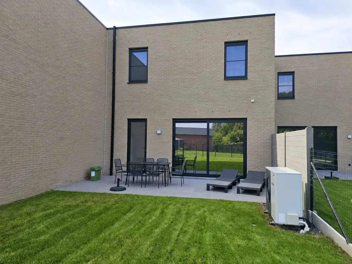 Recente woning met inpandige garage, terras en kleine tuin foto 3