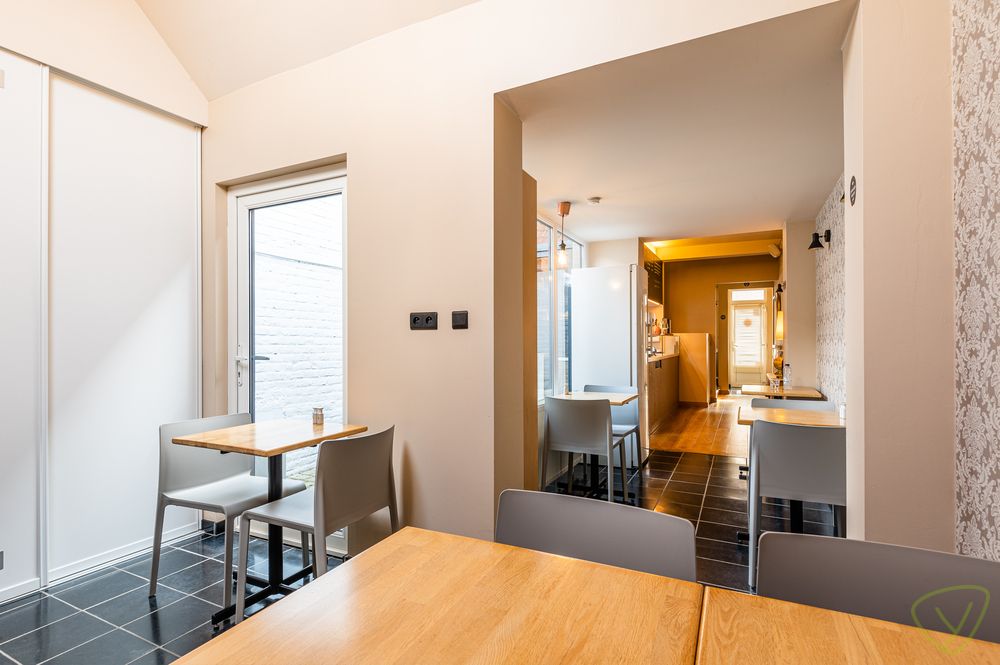 Ruime handelsswoning te koop in het centrum van Eeklo! foto 8
