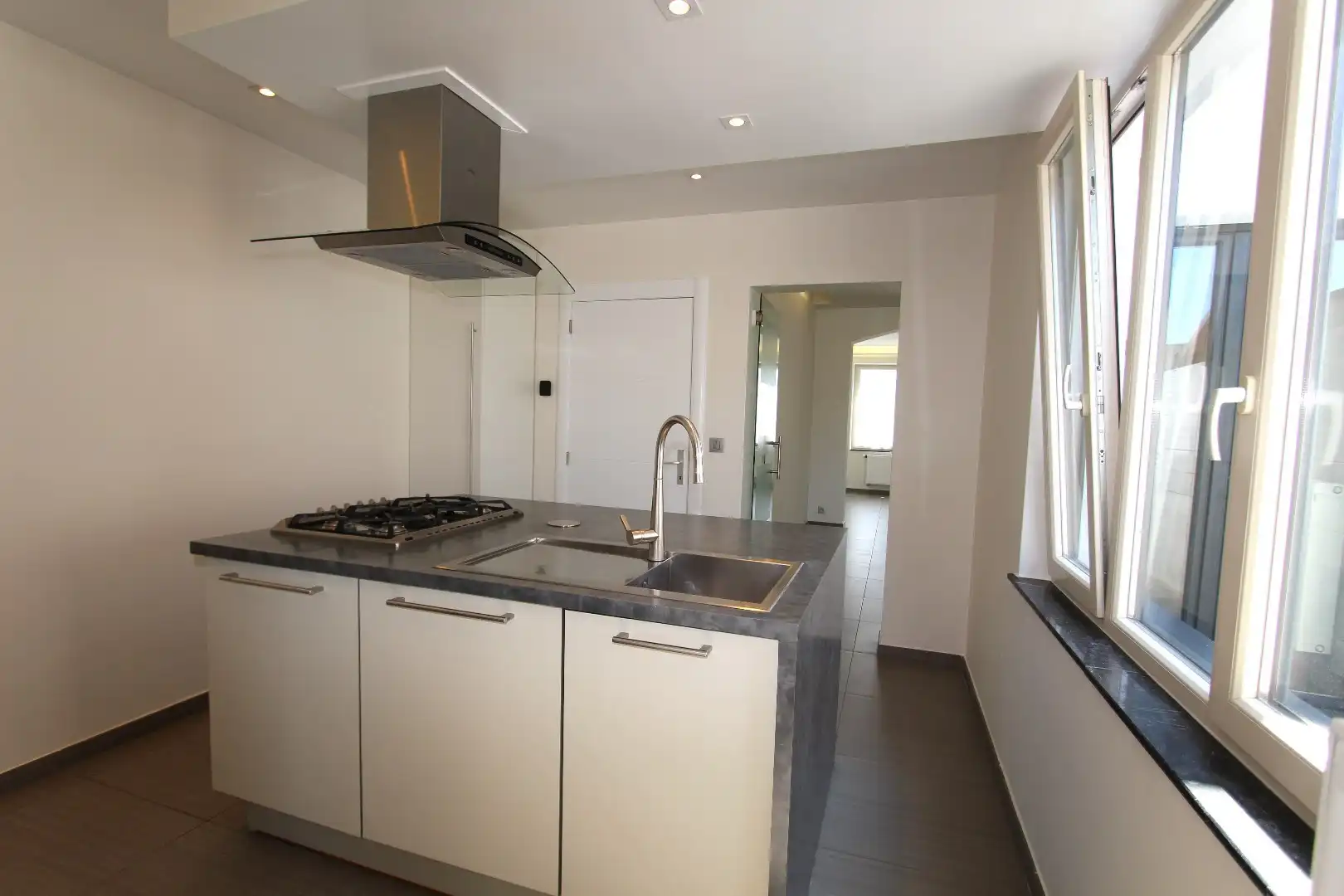 MOOI VERNIEUWDE WONING MET TUIN foto 6