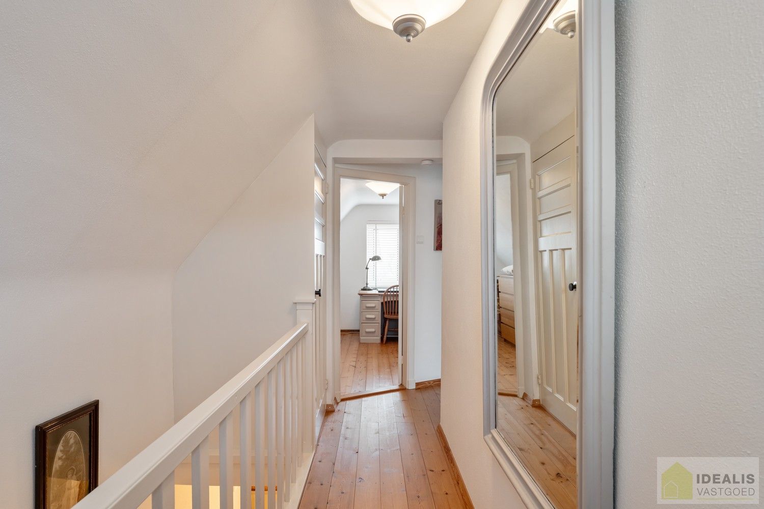 IDEALIS VASTGOED – Prachtige, stijlvolle woning met een aangename 123m² als bewoonbare oppervlakte. De woning omvat een lichtrijke ruime woonkamer voorzien van een pellet kachel en met een prachtige parketvloer dewelke overgaat in de keuken en 3 slaapkamers op een ruim en prachtig aangelegd perceel van 7a 42ca. Dit alles gelegen in een heerlijk rustige straat, op enkele minuten zowel van de centra van Pelt als Achel, doch ook op een steenworp van de Nederlandse grens, dichtbij Valkenswaard en Eindhoven. foto 21