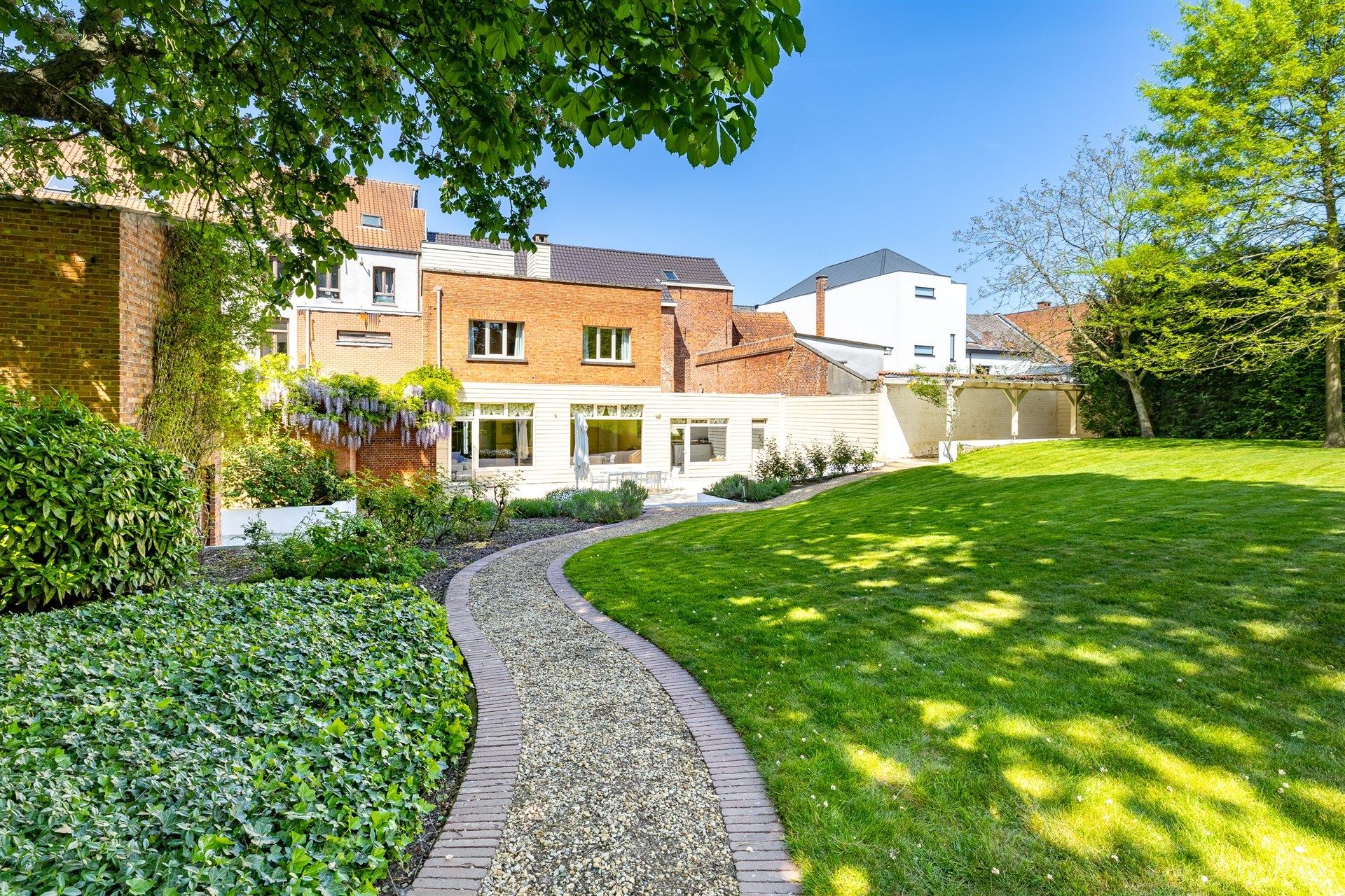 Exclusief herenhuis in neoclassicistische stijl met prachtige tuin foto 33