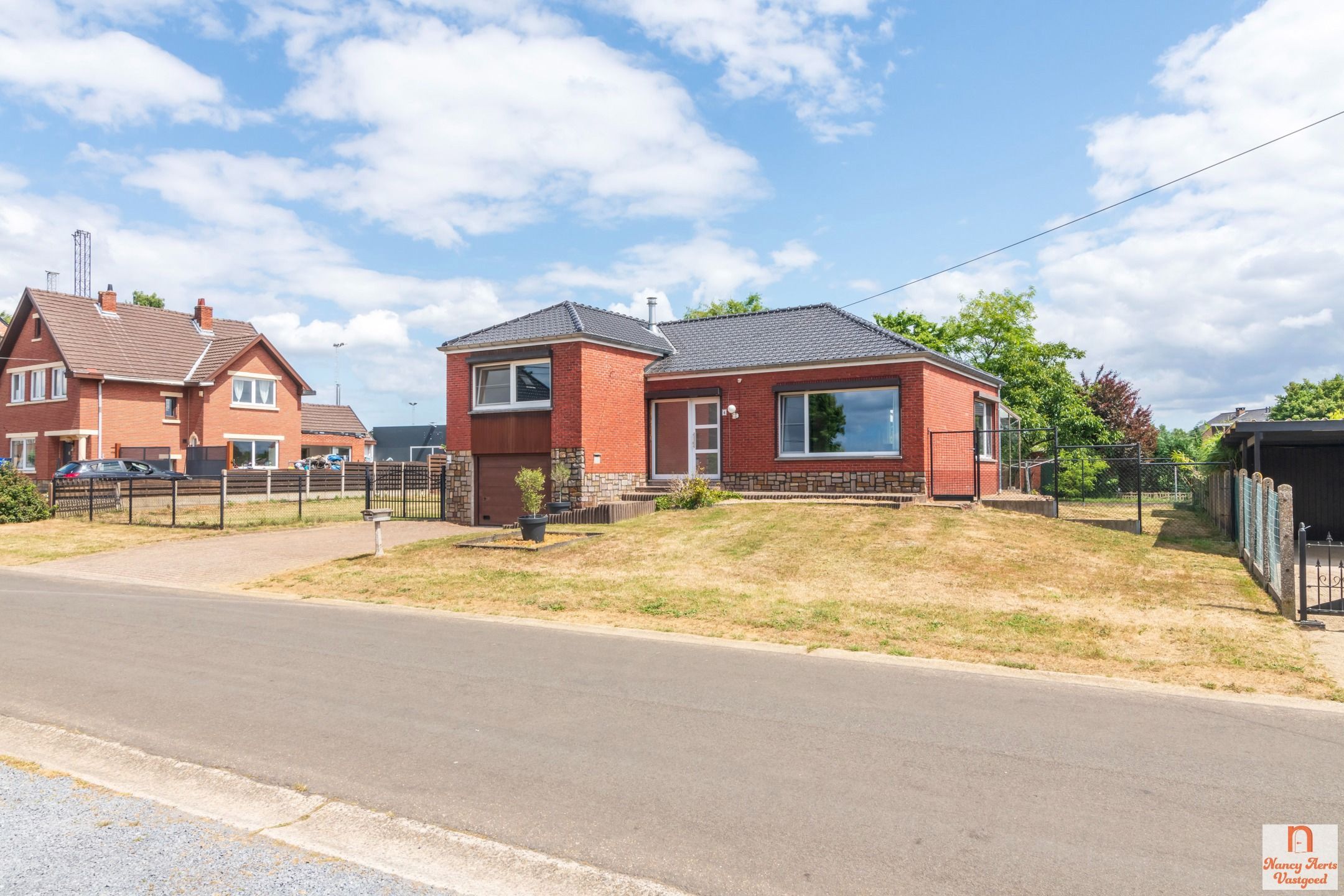 Split-level woning met veel ruimte en potentieel foto 3