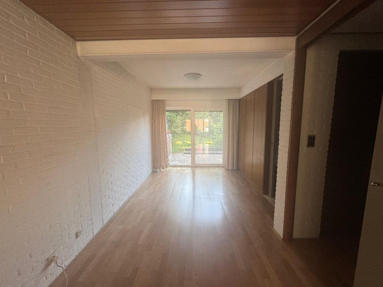Zéér ruime rijwoning met terras en tuin nabij het centrum van Genk foto 3