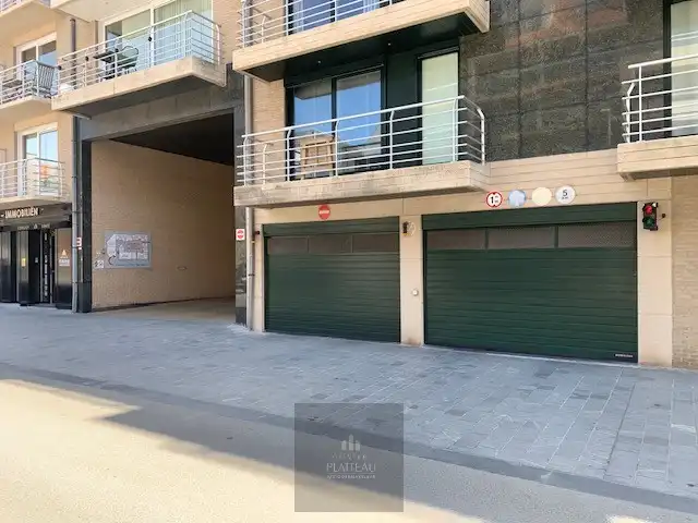 Gesloten garagebox op niveau -0,5 - Residentie Apollo - Franslaan 150 Nieuwpoort foto {{pictureIndex}}