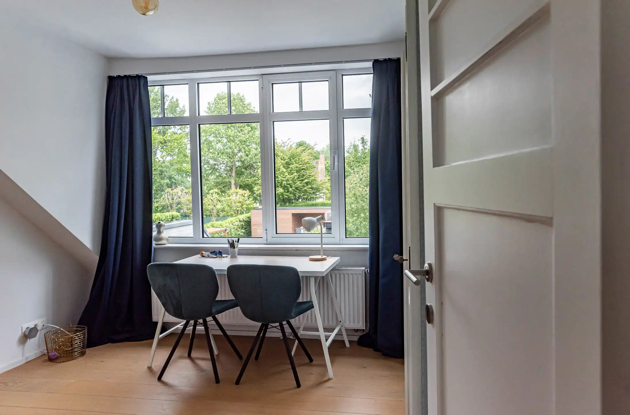 Prachtig gerenoveerde halfopen woning op een mooi perceel foto 18