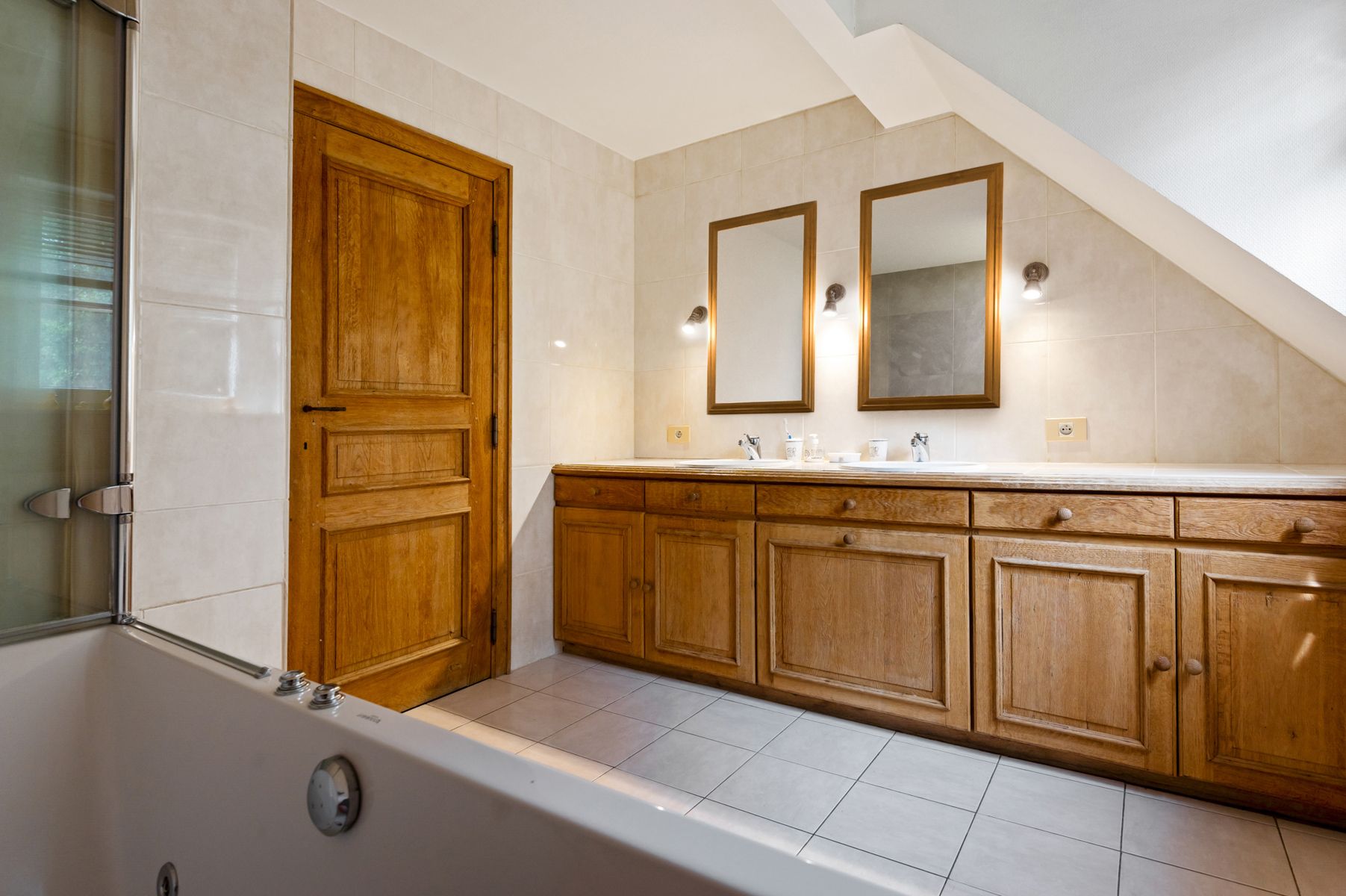 Ruime villa met aparte praktijkruimte op ca. 2.168 m2. foto 20