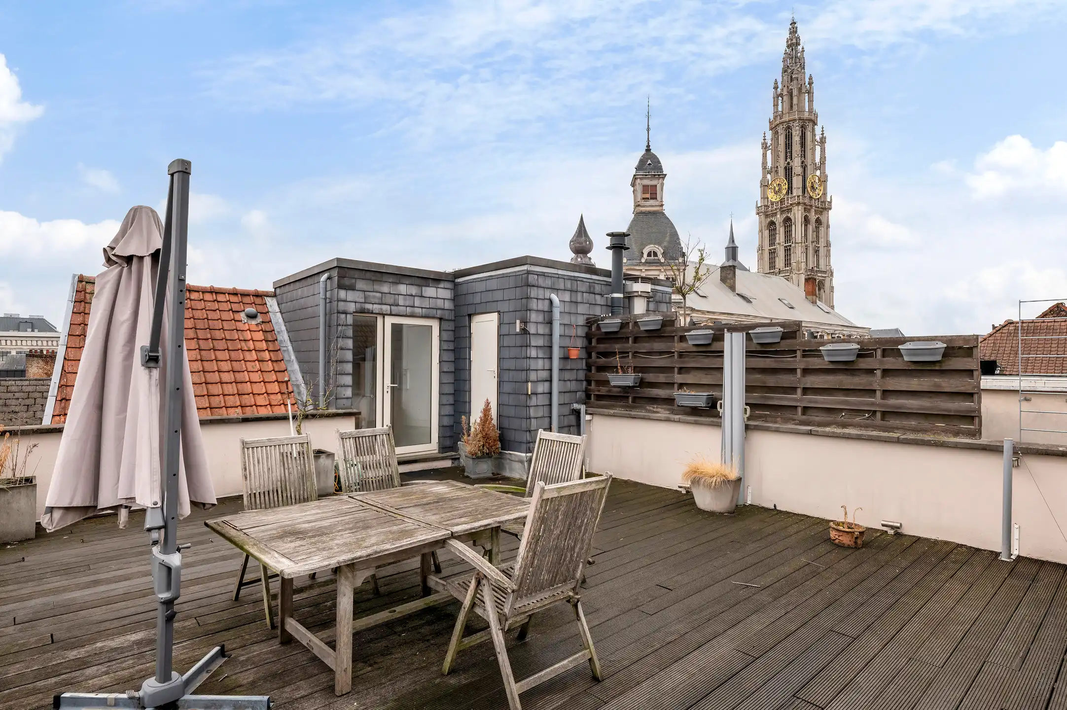 Ruim duplexappartement met  dakterras in hartje Antwerpen foto {{pictureIndex}}