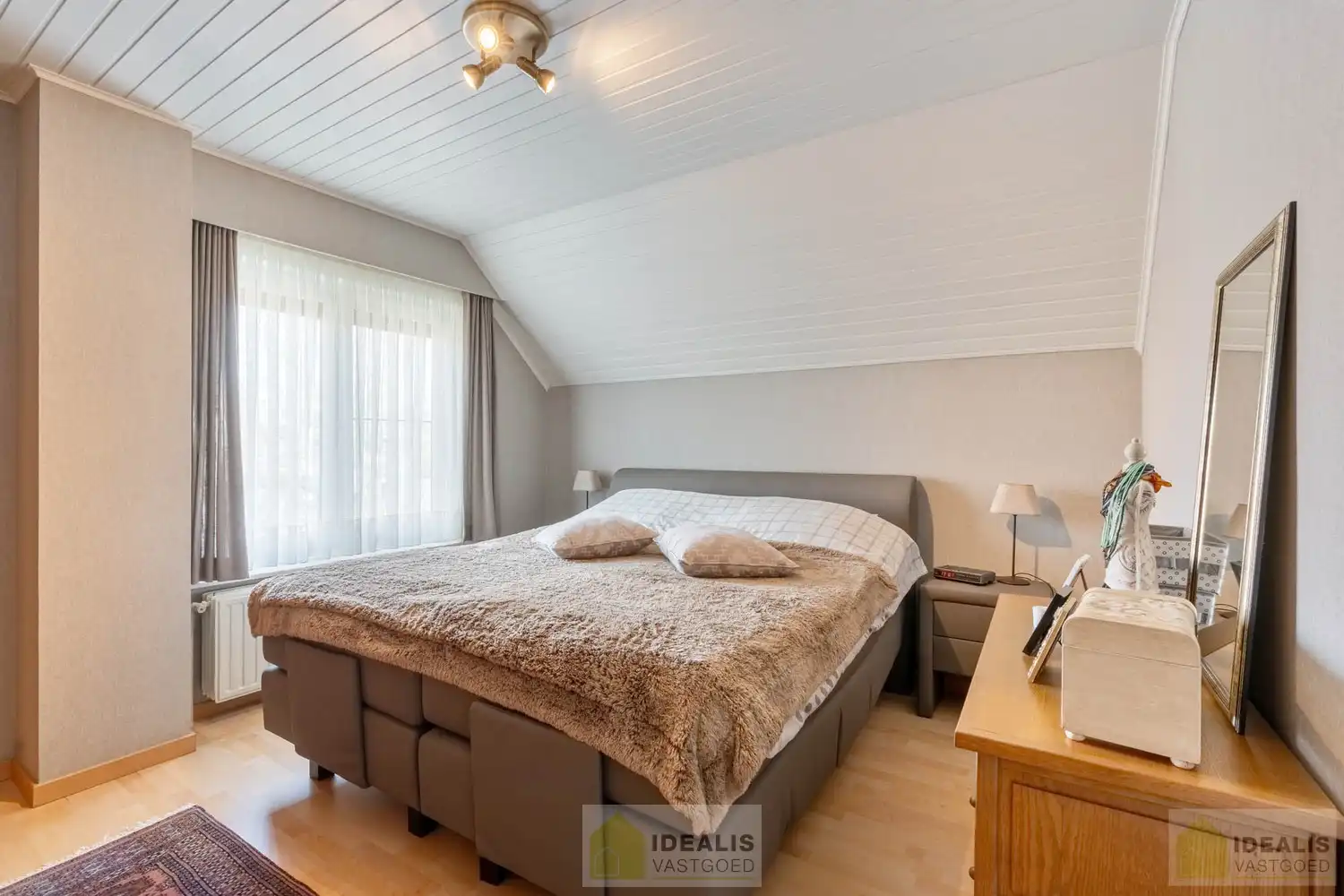 IDEALIS VASTGOED – PERFECT ONDERHOUDEN EN INSTAPKLARE GEZINSWONING MET 4 SLAAPKAMERS, 2 BADKAMERS EN EEN MOOIE WOONOPPERVLAKTE VAN +- 185M² OP EEN AANGENAAM EN RUSTIG GELEGEN PERCEEL VAN 6A 80CA OP GEGEERDE LOCATIE IN ACHEL! foto 18