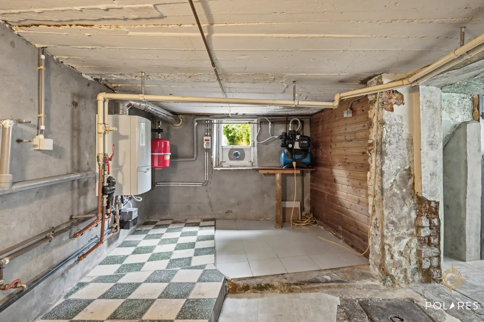 Instapklare rijwoning met 4 slaapkamers en leuke tuin! foto 17