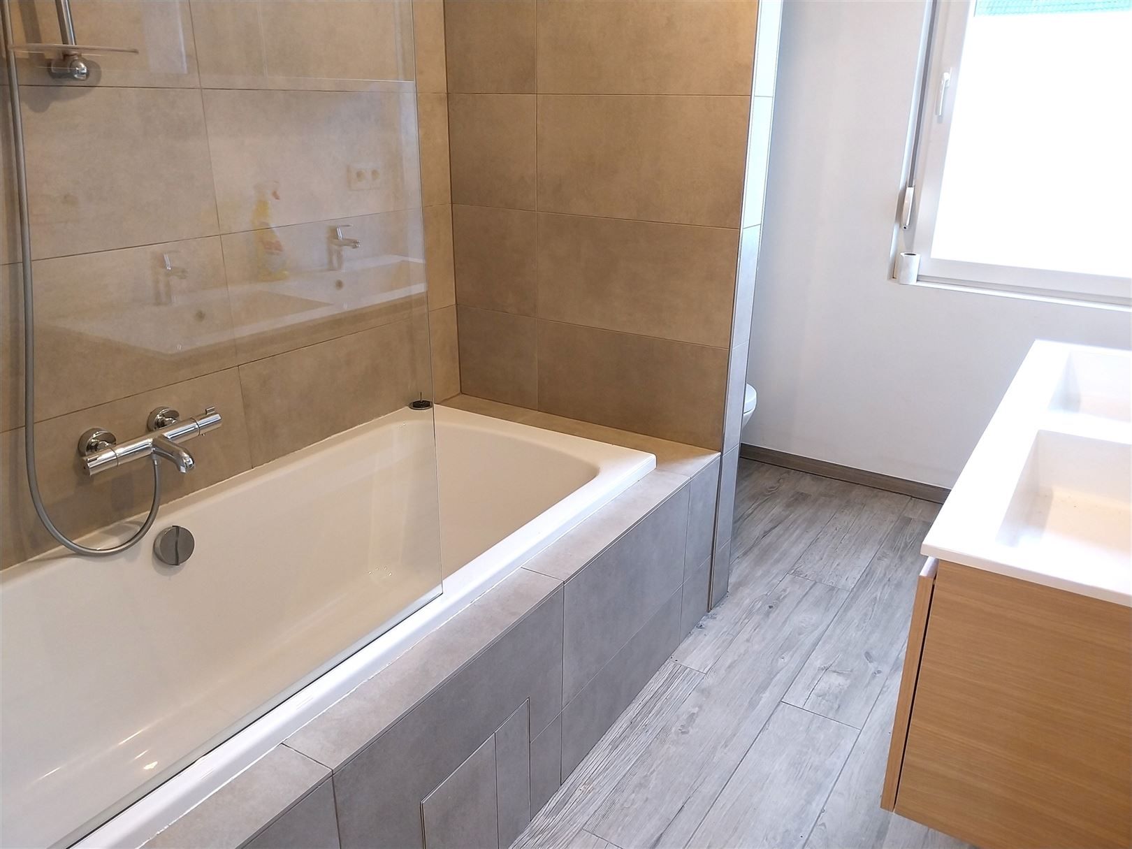 TE HUUR: Gerenoveerde halfopen bebouwing met 3 slaapkamers en ruime tuin! foto 16