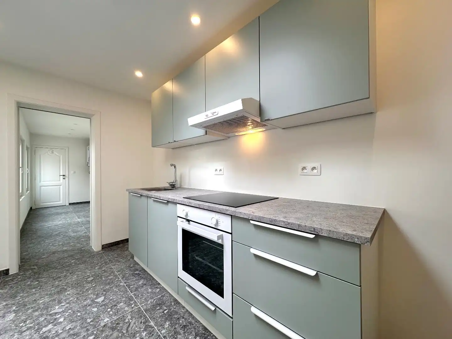 Volledig gerenoveerde woning met garage en tuin in hartje Tongeren! foto 7