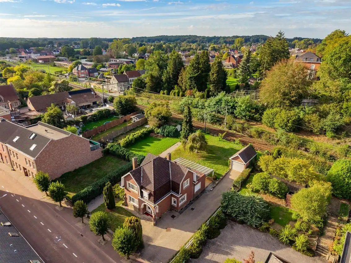 Karaktervolle vrijstaande woning met uitbreidingspotentieel in centrum foto 40