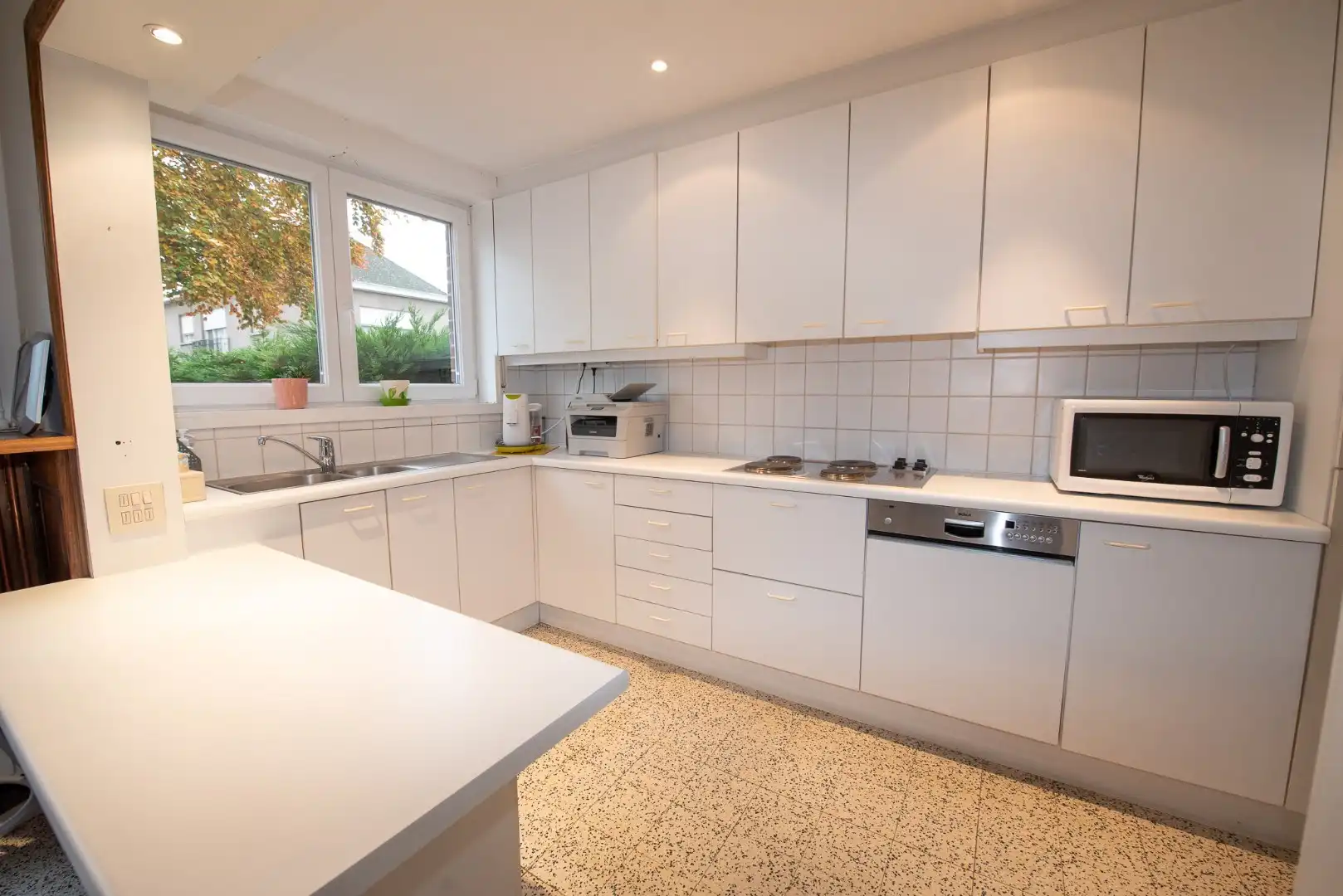 Ruime  en goed onderhouden woning met 3 slaapkamers op centrale ligging te Deerlijk. foto 2