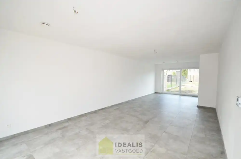GELIEVE ENKEL AAN TE MELDEN VIA MAIL!! RUIME NIEUWBOUW GEZINSWONING OP WANDELAFSTAND VAN CENTRUM! – Afgewerkte en ruime woning perfect gelegen op wandelafstand van het centrum van Peer alsook vlakbij uitgebreide sportfaciliteiten!! De woning is zeer fijn ingedeeld, met een inkomhal en wc, riante woonkamer, open keuken met naastgelegen berging op de gelijkvloerse verdieping, overloop, 3 slaapkamers en een ruime badkamer op de eerste verdieping en een zolder te bereiken via vast trap op de 2e verdieping!! Tevens beschikt de woning over een private voortuin/parking en is er een leuk tuintje met tuinberging aan de achterzijde. De achterzijde van het perceel is tevens toegankelijk via een pad. Deze nieuwbouwwoning werd zeer goed geïsoleerd opgeleverd, heeft slechts een E-peil van 38 en is voorzien van ventilatie type D!! Zeer geschikt voor kandidaten op zoek naar een correct geprijsde nieuwbouwwoning!! Beschikbaar vanaf 1 december 2026. foto 8
