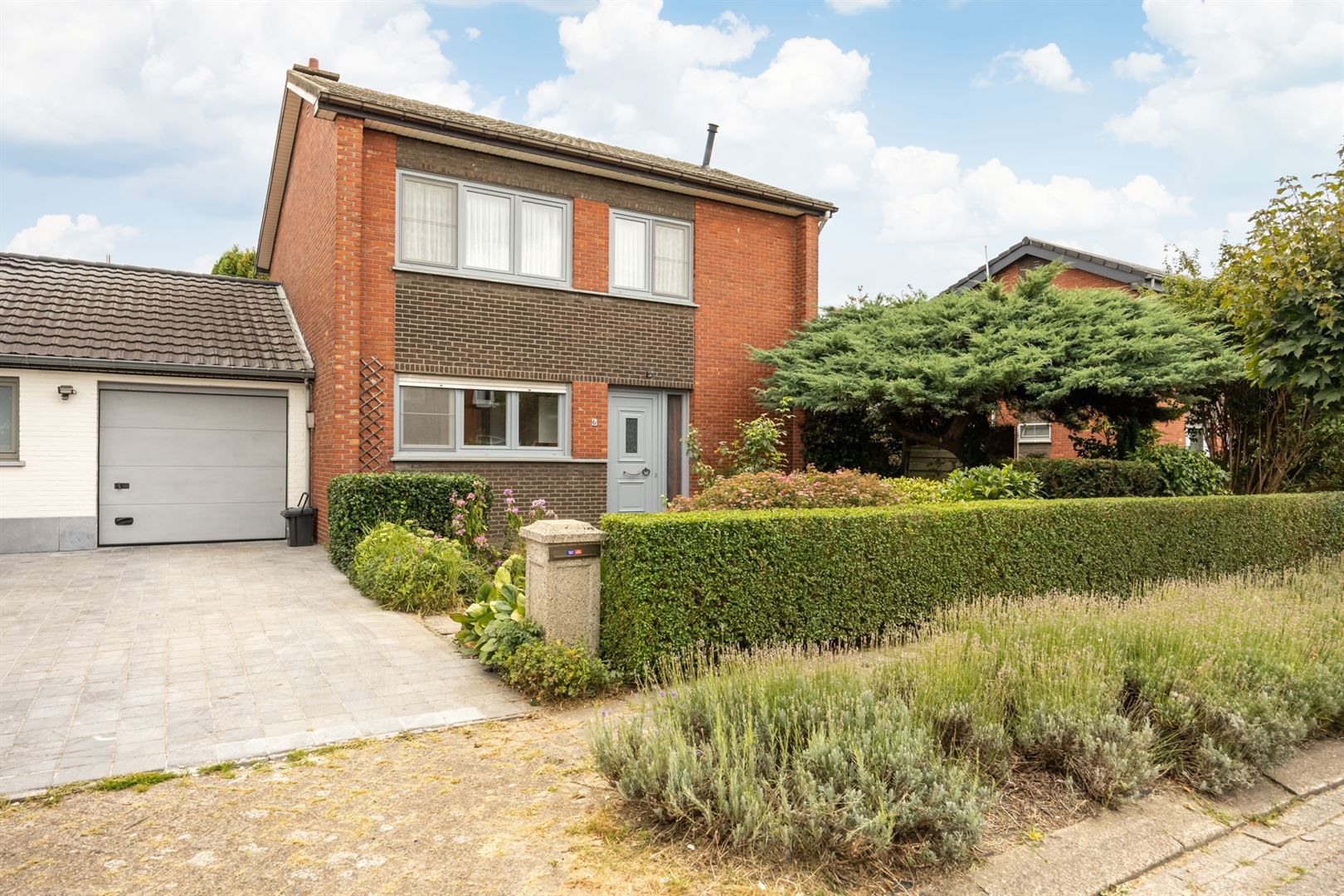 Hoofdfoto van de publicatie: Halfopen woning met potentieel