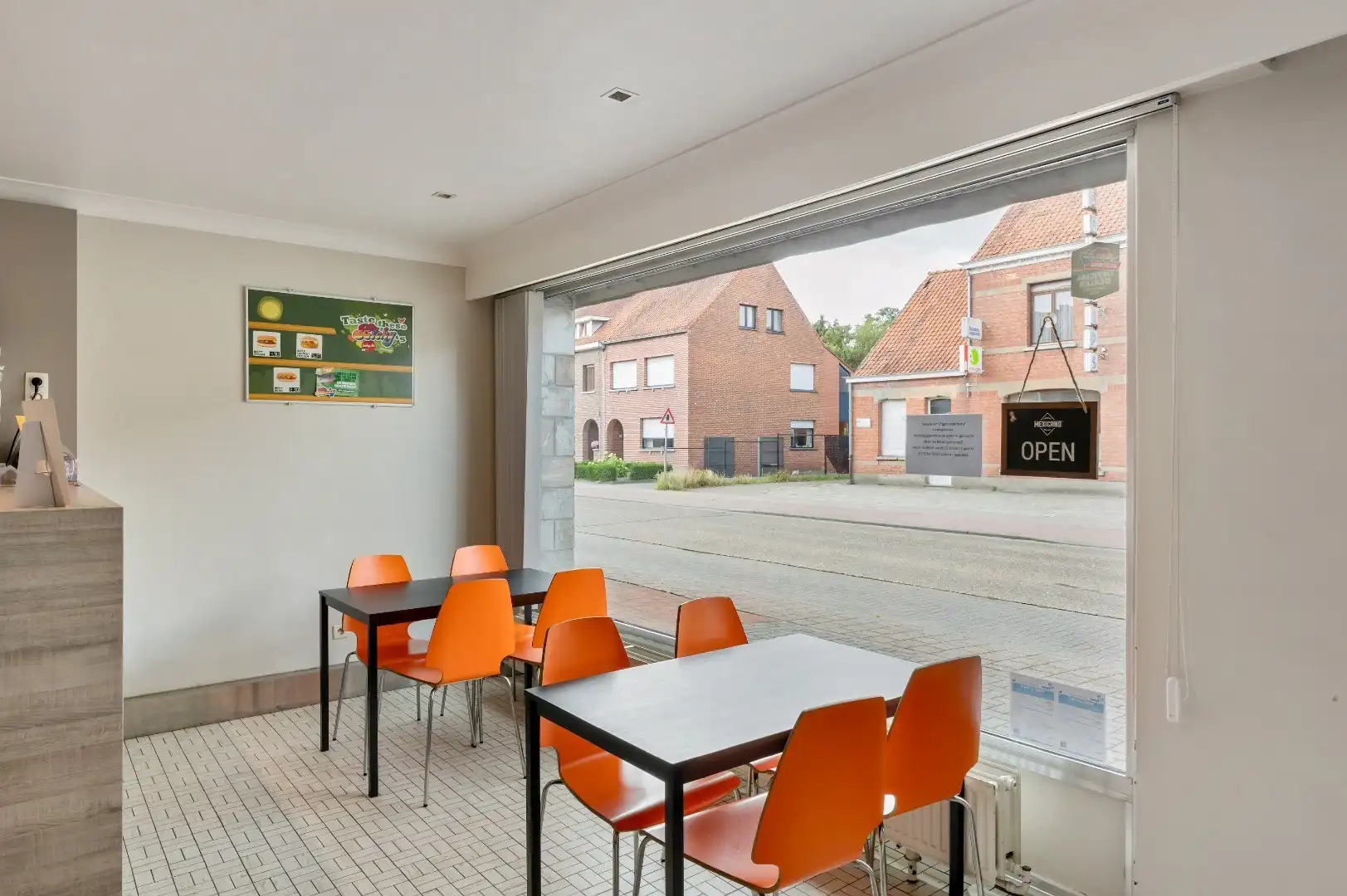 TE KOOP – Instapklare frituur met bovenliggend appartement, 3 garages en tuin – Olen foto 5