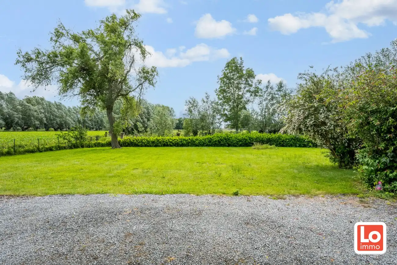 Landelijke te renoveren halfopen gelijkvloerse woning met inpandige garage en grote tuin met open zicht op een makkelijk bereikbare locatie in Zeveneken! foto 4