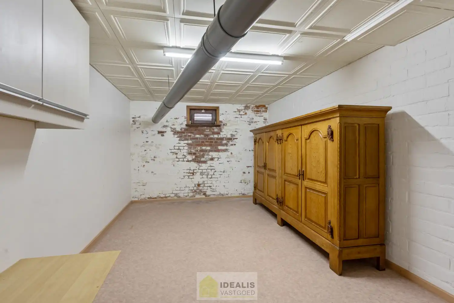 IDEALIS VASTGOED – RUIM APPARTEMENT MET TERRAS VAN CA.35M² EN PRIVATIEVE GARAGE IN HARTJE LOMMEL! Dit ruime appartement met een netto bewoonbare oppervlakte van ca.101m² bevindt zich op de 1e verdieping. Het appartement is vlot bereikbaar via de trappenzaal. Een naar eigen smaak op te frissen, goed ingedeeld en lichtrijk appartement met 2 slaapkamers, ruim terras en privatieve garage met sectionale poort! Zeker het bezoeken waard!! foto 18