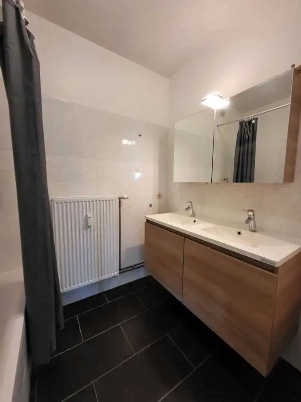 Ruim 2-slaapkamerappartement + Autostandplaats te huur in Assebroek Brugge foto 7