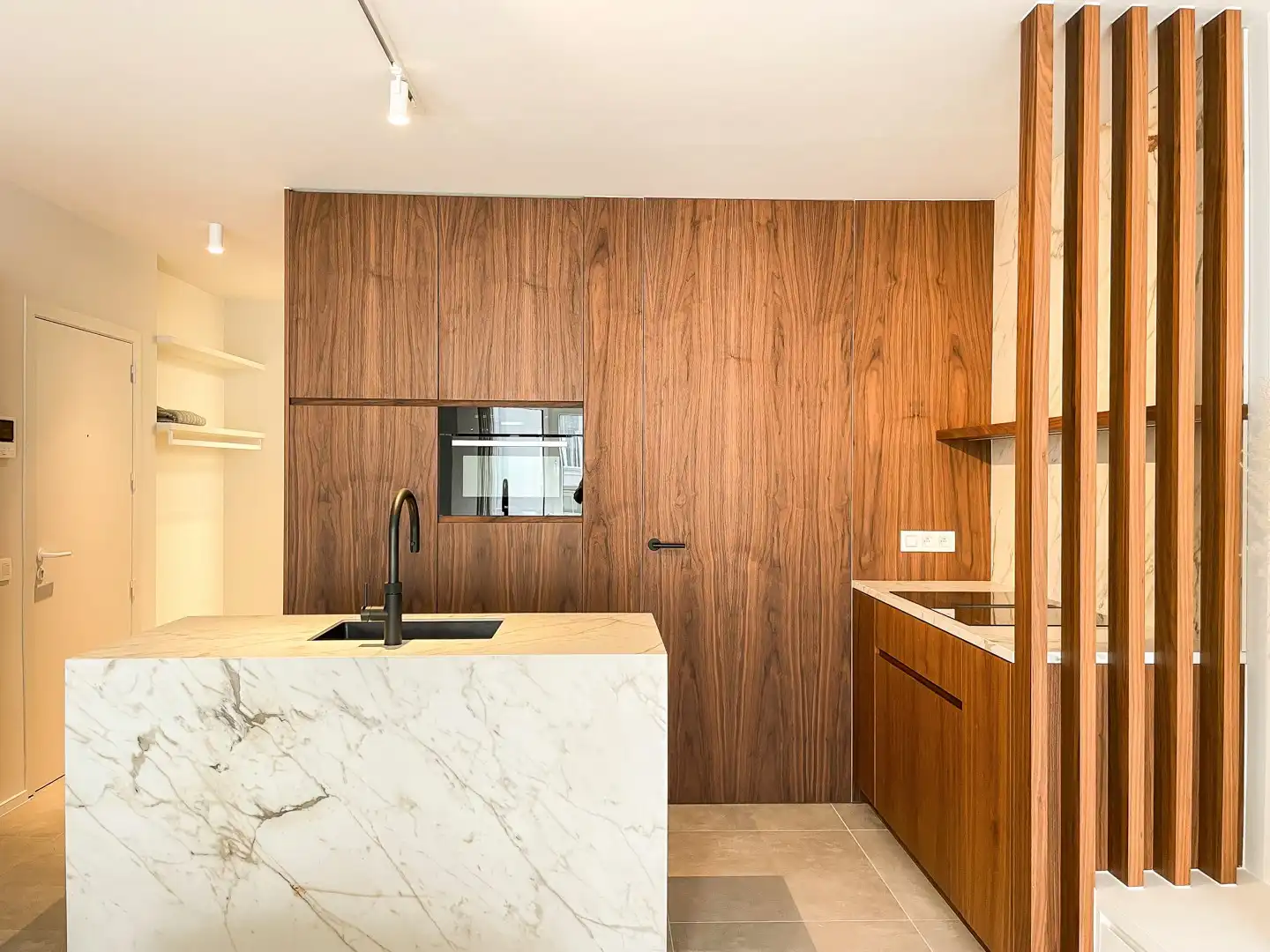 Mooi gerenoveerd appartement met zijdelings zeezicht op enkele passen van de dijk en het Driehoeksplein. Mogelijkheid tot aankoop parking in het gebouw. foto 9