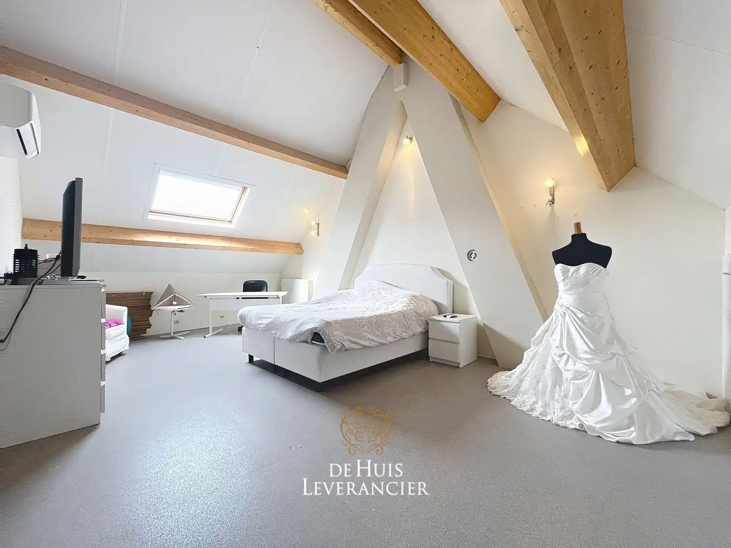 Herenhuis met 3 zeer ruime slpks en zalige West tuin foto {{pictureIndex}}