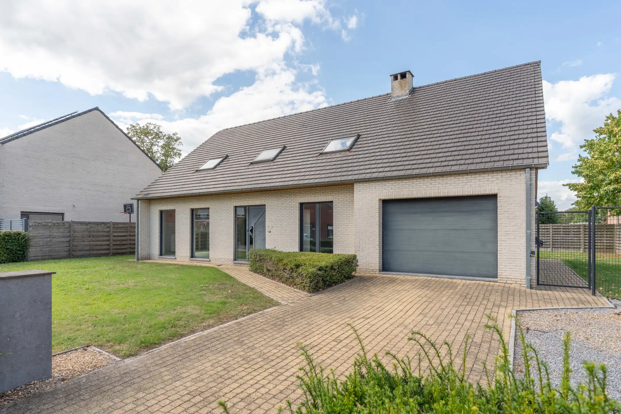 Ruime gezinswoning met 4 slpks op toplocatie te Vosselaar. foto {{pictureIndex}}